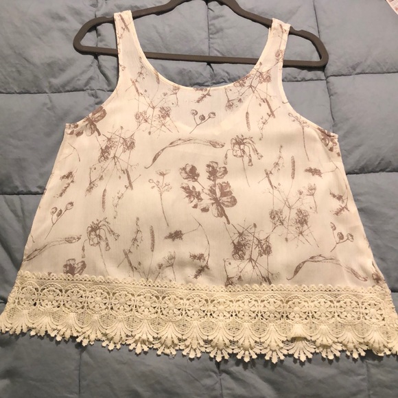 NWOT - Hem & Thread Top. Crochet along bottom - Picture 1 of 8